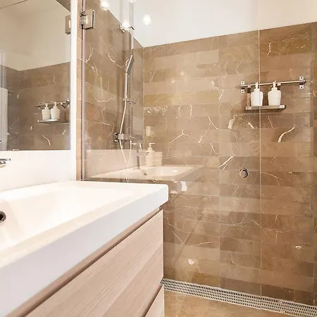 Click Apartment *